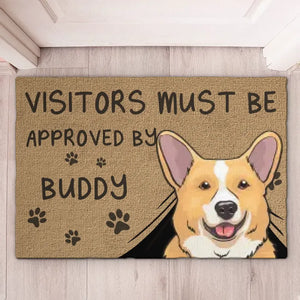 Les visiteurs doivent être approuvés par les chiens - Tapis décoratif personnalisé pour chien - Cadeau de pendaison de crémaillère pour les propriétaires et les amoureux des animaux
