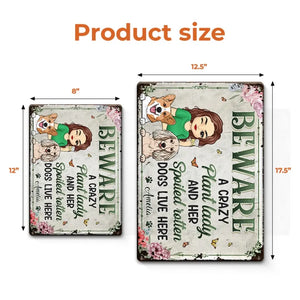 Une folle aux plantes et ses chiens gâtés vivent ici - Plaque en métal personnalisée pour décoration d'intérieur - Cadeau de pendaison de crémaillère pour propriétaires et amoureux des animaux