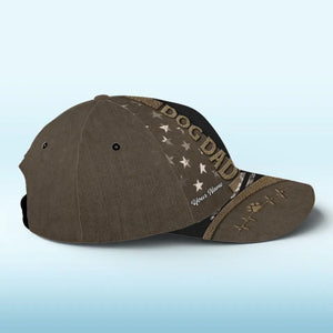 Les chiens nous servent en échange de leurs restes - Casquette personnalisée pour chien, casquette classique à imprimé intégral - Fête des pères, cadeau pour les propriétaires d'animaux et les amoureux des animaux