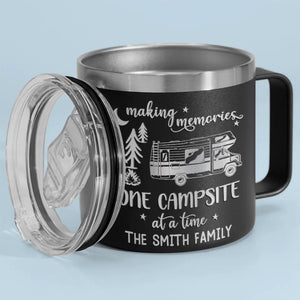 Créez des souvenirs, un emplacement de camping à la fois - Gobelet personnalisé en acier inoxydable de 14 oz avec poignée - Cadeau pour les amateurs de camping