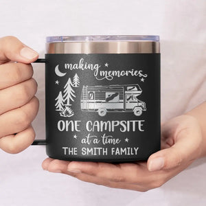 Créez des souvenirs, un emplacement de camping à la fois - Gobelet personnalisé en acier inoxydable de 14 oz avec poignée - Cadeau pour les amateurs de camping