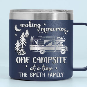 Créez des souvenirs, un emplacement de camping à la fois - Gobelet personnalisé en acier inoxydable de 14 oz avec poignée - Cadeau pour les amateurs de camping