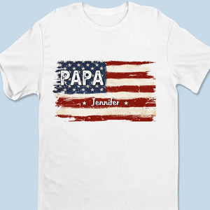 T-shirt, sweat à capuche et sweat-shirt unisexe personnalisé avec drapeau américain – Cadeaux d'anniversaire personnalisés pour papa et grand-père, 4 juillet – Fier d'être américain