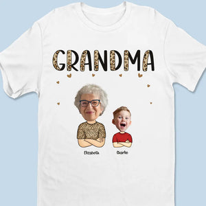 Photo personnalisée d'une grand-mère : un câlin qui attend de se produire - T-shirt, sweat à capuche, sweat-shirt unisexe personnalisé pour la famille - Cadeau pour maman, grand-mère
