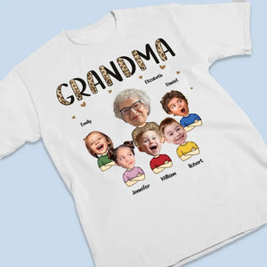 Photo personnalisée d'une grand-mère : un câlin qui attend de se produire - T-shirt, sweat à capuche, sweat-shirt unisexe personnalisé pour la famille - Cadeau pour maman, grand-mère