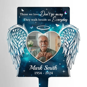 Photo personnalisée « Ceux que nous aimons ne partent pas » - Piquet de jardin en acrylique personnalisé de style vitrail - Cadeau de condoléances pour les membres de la famille