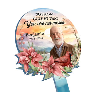 Photo personnalisée : pas un jour ne passe sans que vous ne nous manquiez - Piquet de jardin en acrylique personnalisé de style vitrail - Cadeau de condoléances pour les membres de la famille