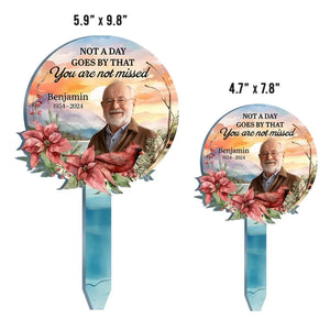 Photo personnalisée : pas un jour ne passe sans que vous ne nous manquiez - Piquet de jardin en acrylique personnalisé de style vitrail - Cadeau de condoléances pour les membres de la famille