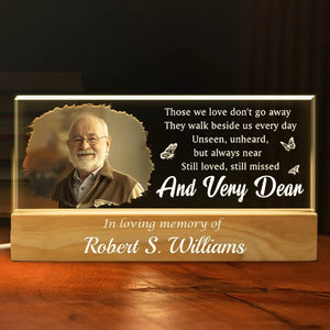 Photo personnalisée « Ils marchent à nos côtés tous les jours » – Lettres acryliques personnalisées commémoratives, veilleuse LED 3D – Cadeau de condoléances pour les membres de la famille
