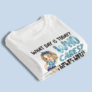 Quel jour sommes-nous aujourd'hui, qui s'en soucie ? T-shirt unisexe personnalisé, sweat à capuche, sweat-shirt - Cadeau d'appréciation et de départ à la retraite pour collègues, amis de travail, collègues