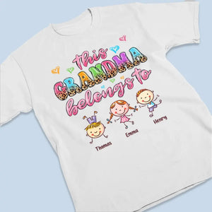 Cette maman spéciale appartient à - T-shirt unisexe personnalisé, sweat à capuche, sweat-shirt - Cadeau pour maman, grand-mère