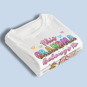 Cette maman spéciale appartient à - T-shirt unisexe personnalisé, sweat à capuche, sweat-shirt - Cadeau pour maman, grand-mère
