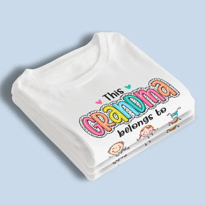 Cette maman appartient à - T-shirt unisexe personnalisé, sweat à capuche, cadeau pour maman, grand-mère