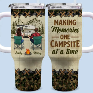 Ensemble, nous atteignons nos objectifs de camping ! Gobelet personnalisé en acier inoxydable de 1 134 ml avec poignée ! Cadeau idéal pour les amoureux du camping.