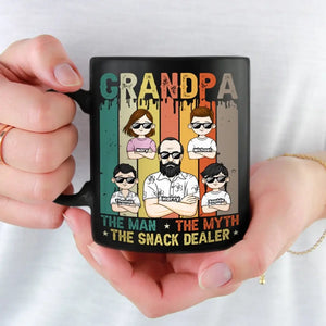 L'Homme, le Mythe, le Marchand de Snacks - Mug noir personnalisé pour la famille - Cadeau pour papa, grand-père