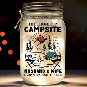 Créez des souvenirs, un emplacement à la fois ! Lampe de camping personnalisée en pot Mason ! Cadeau pour couple, mari, femme, amoureux du camping.