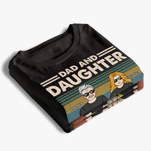 Un père est le premier héros de sa fille - T-shirt, sweat à capuche et sweat-shirt unisexe personnalisé pour la famille - Cadeau pour papa