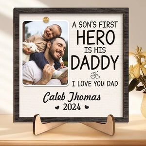 Photo personnalisée Le premier héros d'un fils est son papa - Plaque en bois personnalisée à 2 couches avec support - Cadeau pour papa