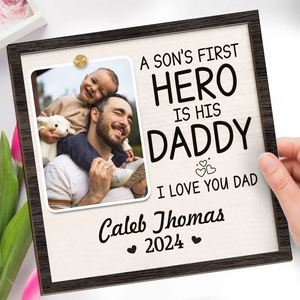 Photo personnalisée Le premier héros d'un fils est son papa - Plaque en bois personnalisée à 2 couches avec support - Cadeau pour papa