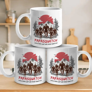 Quand la lune brille, Bigfoot Papa se lève - Tasse personnalisée familiale - Cadeau pour papa, grand-père
