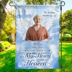 Photo personnalisée Un gros morceau de mon cœur vit au paradis - Drapeau personnalisé commémoratif - Cadeau de condoléances pour les membres de la famille
