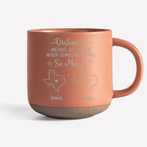 L'amour entre mère et fille ne connaît pas de distance - Tasse en poterie personnalisée pour la famille - Cadeau pour maman et fille