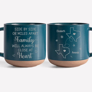 Même si nous sommes loin l'un de l'autre, nous sommes toujours proches dans notre cœur - Tasse en poterie personnalisée pour la famille - Cadeau pour les membres de la famille