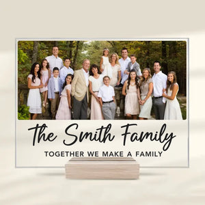 Photo personnalisée : Une famille cousue ensemble avec amour - Plaque rectangulaire en acrylique personnalisée pour la famille - Cadeau pour les membres de la famille