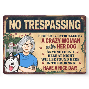 Patrouillé par des chiens, protégé par leur propriétaire fou - Plaque en métal personnalisée pour décoration d'intérieur - Cadeau de pendaison de crémaillère pour propriétaires et amoureux des animaux