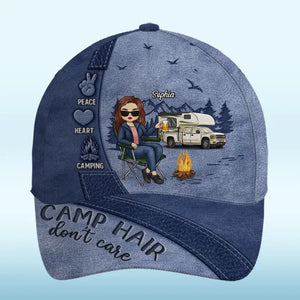 Sous les étoiles, nous trouvons la paix - Casquette de camping personnalisée, casquette classique à imprimé intégral - Cadeau pour les amateurs de camping