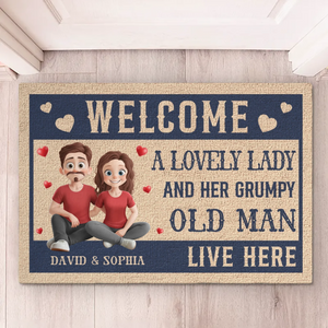 Une charmante dame et son vieil homme grincheux vivent ici - Tapis décoratif personnalisé pour couple - Cadeau de pendaison de crémaillère pour mari et femme, anniversaire