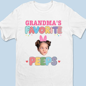 T-shirt personnalisé avec photo de lapin et câlins de la part des amis de grand-mère - T-shirt unisexe personnalisé pour la famille, t-shirt premium, sweat à capuche - Cadeau de Pâques pour maman et grand-mère