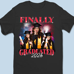 T-shirt personnalisé avec photo « Enfin diplômé » - T-shirt unisexe personnalisé pour la famille, t-shirt premium, sweat à capuche - Cadeau de remise de diplôme pour les membres de la famille, les frères et sœurs