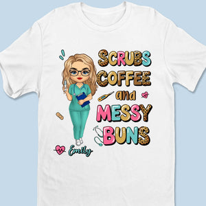Chignons en désordre, gommages et énergie débordante - T-shirt unisexe personnalisé pour infirmière, t-shirt premium, sweat à capuche - Appréciation, cadeau de remerciement, vie d'infirmière, vie de médecin