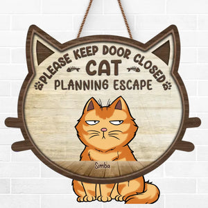 Veuillez garder la porte fermée, chat planifie une évasion - Panneau en bois personnalisé pour décoration d'intérieur - Cadeau de pendaison de crémaillère pour propriétaires d'animaux et amoureux des animaux