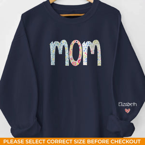 L'influence de l'amour maternel est infinie - Sweat-shirt unisexe personnalisé avec motif sur la manche - Cadeau de Noël pour maman et grand-mère