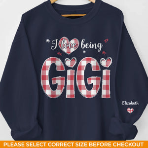 L'amour maternel est la forme la plus pure de la magie - Sweat-shirt unisexe personnalisé avec motif sur la manche - Cadeau de Noël pour maman et grand-mère