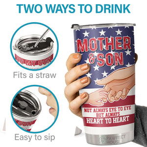 Je suis toujours juste à côté de toi, tu dépasseras mes genoux mais jamais mon cœur - Tumbler - À mon fils, cadeau pour fils, cadeau de maman pour fils, cadeau d'anniversaire pour fils