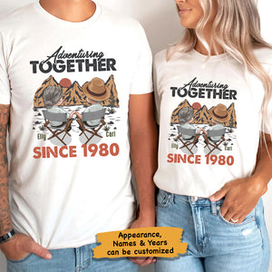 Mari et femme à l'aventure ensemble depuis des années - T-shirt unisexe personnalisé, sweat à capuche, sweat-shirt - Cadeau pour couple, mari et femme, anniversaire, fiançailles, mariage, mariage, cadeau de camping
