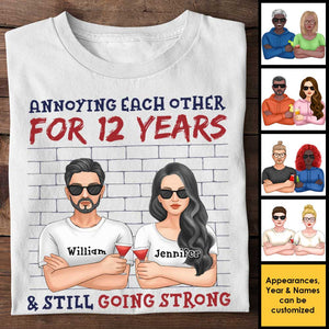 Nous nous ennuyons les uns les autres depuis des décennies et maintenant tout va toujours bien - Cadeau pour couples, mari femme, t-shirt unisexe personnalisé, sweat à capuche