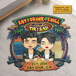 Tapis décoratif personnalisé « Tiki Bar Eat Drink Chill » – Cadeau pour couple, mari et femme