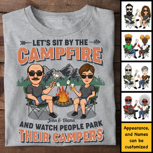 Asseyons-nous près du feu de camp et regardons les gens garer leurs camping-cars - T-shirt unisexe personnalisé, sweat à capuche, sweat-shirt - Cadeau pour couple, mari femme, anniversaire, fiançailles, mariage, mariage, cadeau de camping
