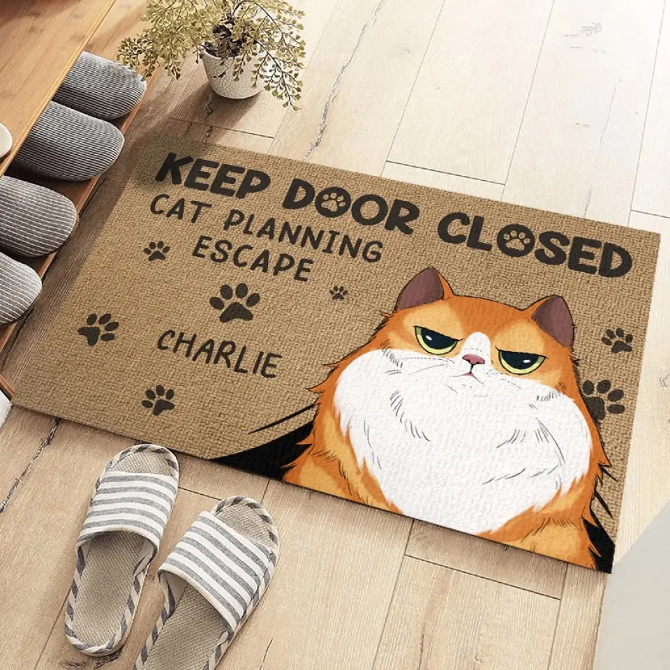 Chat en train de planifier une évasion - Tapis décoratif personnalisé pour la maison - Cadeau de pendaison de crémaillère pour les propriétaires et les amoureux des animaux
