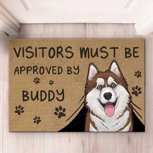 Les visiteurs doivent être approuvés par les chiens - Tapis décoratif personnalisé pour chien - Cadeau de pendaison de crémaillère pour les propriétaires et les amoureux des animaux