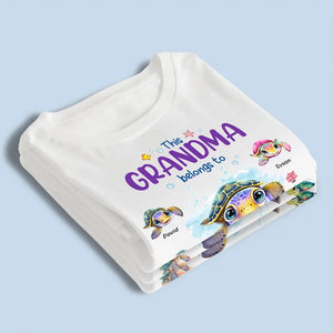 Cette grand-mère nous appartient - T-shirt unisexe personnalisé, sweat à capuche, sweat-shirt - Cadeau de fête des mères, d'anniversaire pour grand-mère, maman