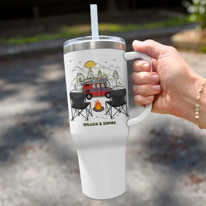 Créez des souvenirs, un emplacement de camping à la fois - Gobelet personnalisé en acier inoxydable de 1 134 ml avec poignée - Cadeau pour les amateurs de camping