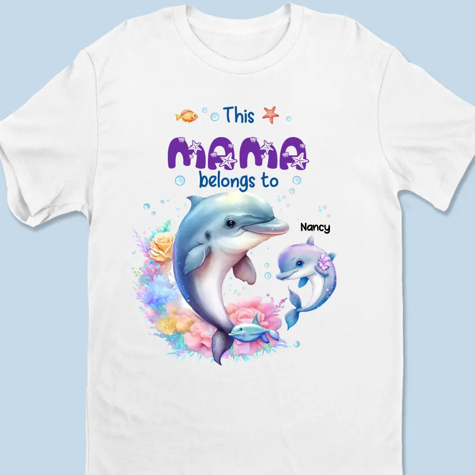 Cette maman dauphin appartient à - T-shirt unisexe personnalisé, sweat à capuche, sweat-shirt - Fête des Mères, cadeau pour maman, grand-mère