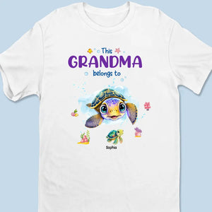 Cette grand-mère nous appartient - T-shirt unisexe personnalisé, sweat à capuche, sweat-shirt - Cadeau de fête des mères, d'anniversaire pour grand-mère, maman