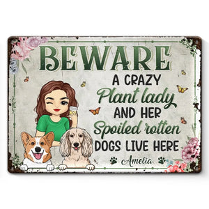Une folle aux plantes et ses chiens gâtés vivent ici - Plaque en métal personnalisée pour décoration d'intérieur - Cadeau de pendaison de crémaillère pour propriétaires et amoureux des animaux