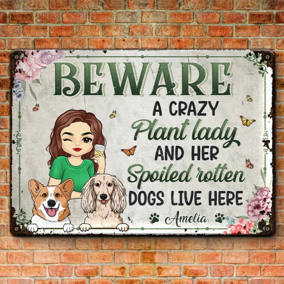 Une folle aux plantes et ses chiens gâtés vivent ici - Plaque en métal personnalisée pour décoration d'intérieur - Cadeau de pendaison de crémaillère pour propriétaires et amoureux des animaux